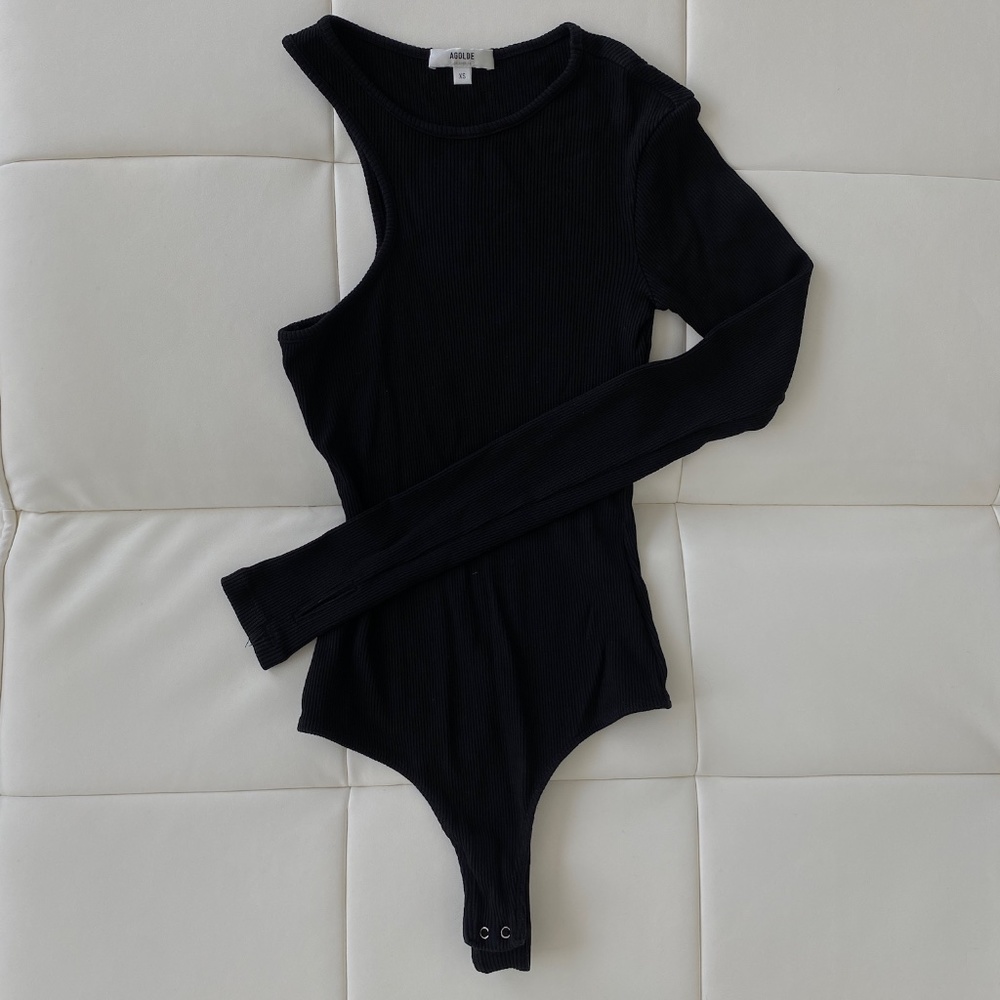 AGOLDE ONE SLEEVE THUMB HOLE BODYSUIT.